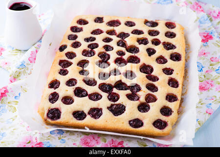 Cherry cake fait maison avec la sauce sur metal background, selective focus Banque D'Images