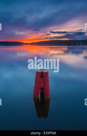 Paysage du lac magnifique avec des couchers de soleil. Une longue exposition paysage. Banque D'Images