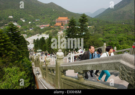 Les gens qui marchent le long escalier jusqu'à l'étain Tian Bouddha, l'île de Lantau, Chine Banque D'Images