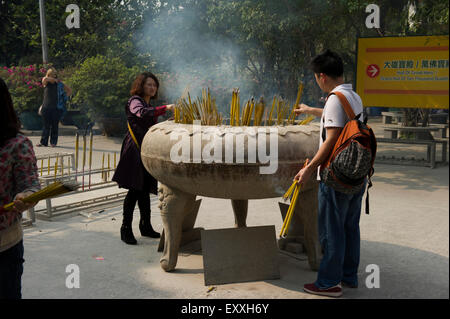 Encens rituel bouddhiste de l'épargne placée dans un brasier à l'entrée du monastère Po Lin, Plateau de Ngong Ping, Lantau Island, Hong Kong, Chine Banque D'Images