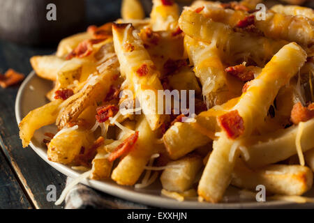 Salé fait maison fromage frites avec du bacon Banque D'Images