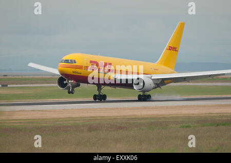 Boeing 767-231 d'air Atlas DHL(ER)(SF) l'atterrissage à l'Aéroport International de Vancouver Banque D'Images