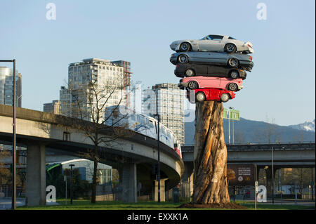 Cinq carcasses de voitures et un vieux thuyas crée Trans Am Totem par artiste Marcus Bowcott, Vancouver, C.-B. Banque D'Images