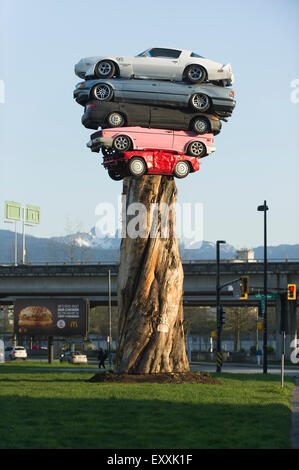 Cinq carcasses de voitures et un vieux thuyas crée Trans Am Totem par artiste Marcus Bowcott, Vancouver, C.-B. Banque D'Images