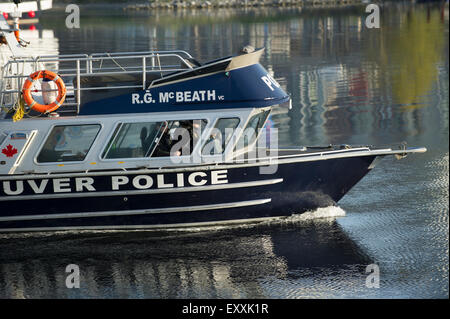 L'Unité maritime de la Police de Vancouver voile R G Mcbeath patrouiller dans False Creek Harbour Banque D'Images