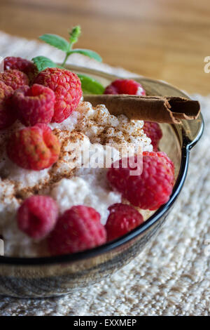 Pouding au riz et aux framboises et à la cannelle Banque D'Images