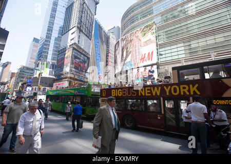 NEW YORK - Mai 29, 2015 : Times Square occupé avec les gens et les touristes. Plus de 300 000 personnes visitent cette place tous les jours. Banque D'Images