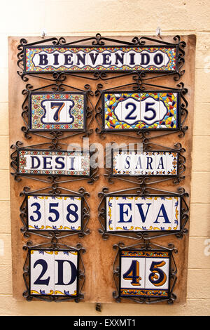 Carreaux espagnols au magasin qui vend des guitares espagnoles, des ventilateurs et des robes de flamenco à Séville Cette boutique touristique dans les ruelles Banque D'Images