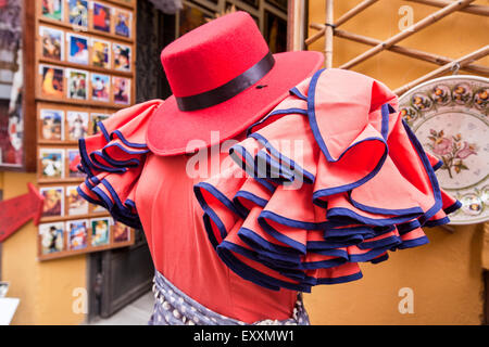 Magasin qui vend des guitares espagnoles, des ventilateurs et des robes de flamenco à Séville Cette boutique touristique dans les ruelles de la vieille ville, Banque D'Images