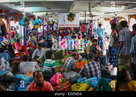 Dhaka, Bangladesh. 16 juillet, 2015. Dhaka, Bangladesh, Mohammad Ponir Hossain ; Lancer ; bateau ; voile ; véhicule ; moteur ; Personnes ; ; Eid Eid-ul-Fitr ; accueil ; rendez-vous ; sweet ; charge ; célébration ; festival ; musulman ; l'islam ; religion ; terminal ; sadarghat ; rivière ; couleur ; pauvre ; voyage ; mort ; ; ; plein de bonheur désespéré ; voie d'eau ; collecte ; circulation ; bruit ; terrible ; terrible ;.16 juillet 2015 - Dhaka, Bangladesh - DHAKA - la capitale du Bangladesh, avec plus de 150 millions de citoyens qui est considérée comme la ville la plus peuplée de la terre. Le système administratif du pays est tellement que les gens centralisée fr Banque D'Images