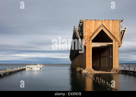 Minerai abandonnées une fois dock utilisé pour transférer le charbon et autres matériaux de wagons de chemin de fer et le lac Supérieur avirons. Banque D'Images