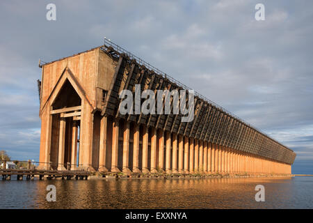 Minerai abandonnées une fois dock utilisé pour transférer le charbon et autres matériaux de wagons de chemin de fer et le lac Supérieur avirons. Banque D'Images