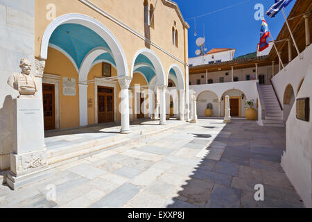 Cour du monastère dans la ville de Hydra Banque D'Images