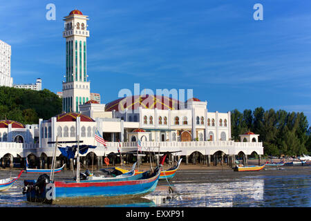 Masjid Terapung ou Mosquée flottante. Ce bel immeuble est situé sur la rive nord de l'île de Penang en Malaisie Banque D'Images