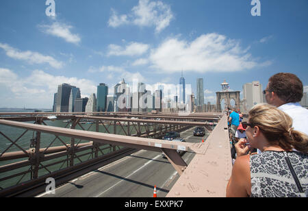 NEW YORK - Mai 30, 2015 : Avis de Manhattan depuis le pont de Brooklyn. Banque D'Images