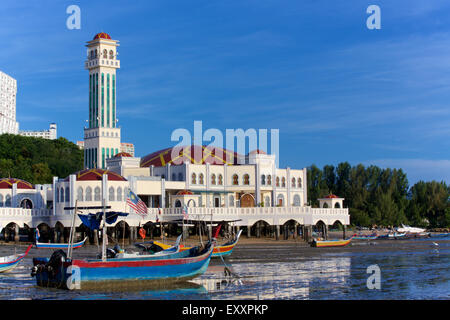 Masjid Terapung ou Mosquée flottante. Ce bel immeuble est situé sur la rive nord de l'île de Penang en Malaisie Banque D'Images