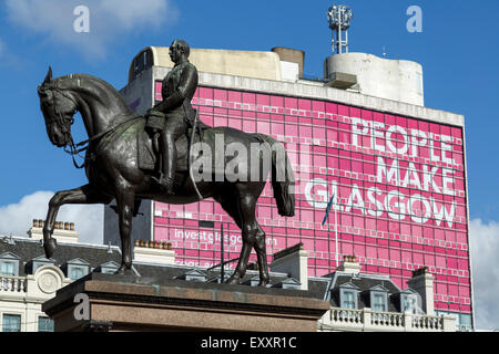 Statue équestre d'Albert Prince Consort sur George Square Glasgow dans le centre-ville, Écosse, Royaume-Uni avec les gens font le signe de Glasgow en arrière-plan Banque D'Images