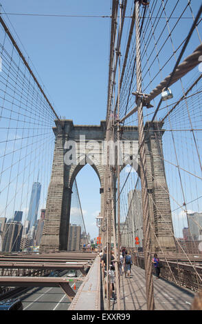 NEW YORK - 30 mai 2015 : Les gens ejoying une promenade le long du pont de Brooklyn à New York. Banque D'Images