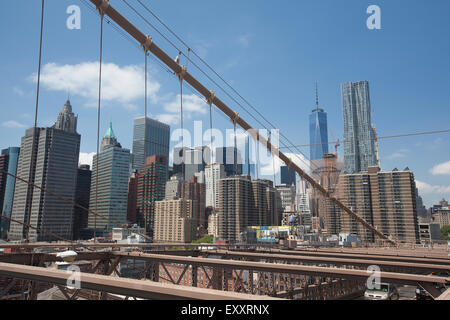 NEW YORK - Mai 30, 2015 : Avis de Manhattan depuis le pont de Brooklyn. Banque D'Images