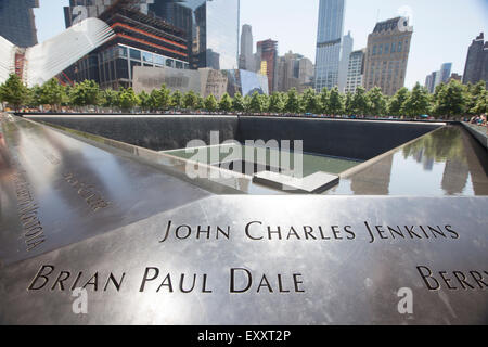 NEW YORK - 30 mai 2015 : Tour de la liberté dans le sud de Manhattan et le Mémorial. One World Trade Center est le plus haut bâtiment de th Banque D'Images