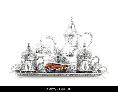 Réglage de la table avec de la vaisselle d'argent et de dates. L'hospitalité orientale concept avec thé ou café tasses Banque D'Images