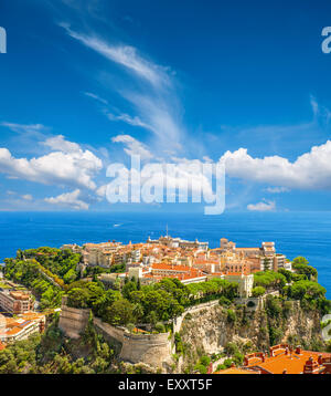 Vue de Monaco avec le Prince's Palace et musée Océanographique. Banque D'Images