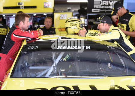 Loudon, New Hampshire, USA. 17 juillet, 2015. Les pilotes de la série Sprint Cup Jamie McMurray (1) (à gauche) et Matt Kenseth (20) (à droite) prendre le temps de discuter avant de la pratique à la 5-Hour Energy 301 NASCAR Sprint Cup series au New Hampshire Motor Speedway. Eric Canha/CSM/Alamy Live News Banque D'Images
