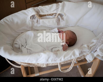 Un jour bébé garçon dormir dans le panier de Moïse, England, UK. Banque D'Images
