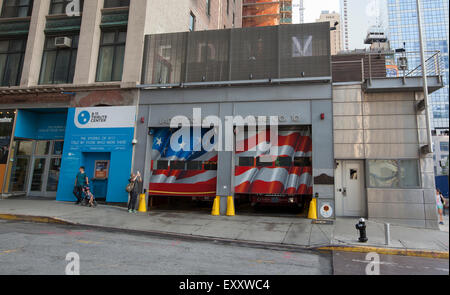 NEW YORK - 30 mai 2015 : FDNY Dix House, Engine Company 10 et 10 de l'entreprise de l'échelle, 124 Liberty Street, est l'autre côté de la rue de Banque D'Images