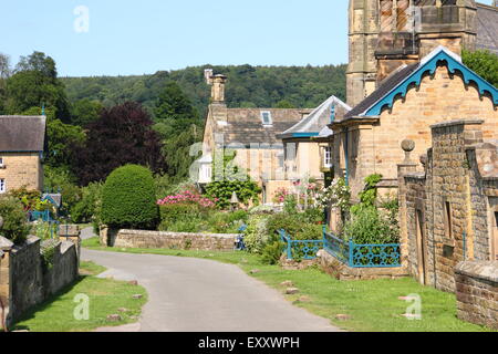 Une vue de Rendeux, un village anglais traditionnel et historique sur le domaine de Chatsworth, Peak District, Derbyshire, Angleterre, Royaume-Uni Banque D'Images