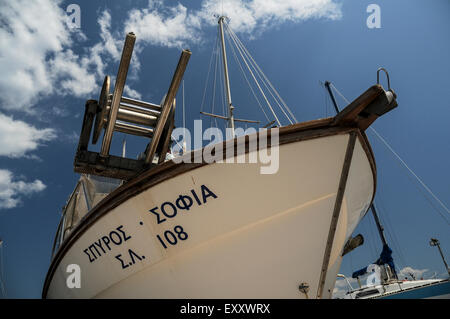 Un bateau est amarré dans une marina à Corfou. Credit : Euan Cherry Banque D'Images