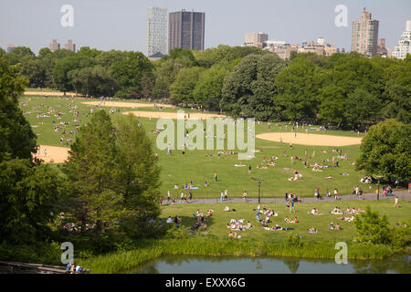 Turtle Pond et la grande pelouse dans Central Park à New York City Banque D'Images