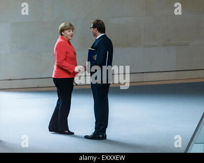 Berlin, Allemagne. 17 juillet, 2015. Session spéciale du Parlement allemand - consultation du gouvernement sur les négociations concernant le ' gouvernement fédéral par rapport à la concession d'un soutien financier pour la République hellénique de la Grèce ' réalisée au parlement allemand le 17.07.2015 à Berlin, Allemagne./Photo : la chancelière allemande Angela Merkel (CDU), et Alexander Dobrindt (CSU), Ministre de trafic et de l'infrastructure numérique, au cours de la session du Parlement allemand pour la concession d'un soutien financier pour la République hellénique de la Grèce. Credit : Reynaldo Chaib Paganelli/Alamy Live News Banque D'Images