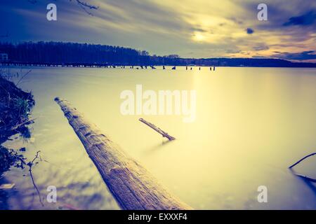 Vintage photo de magnifique coucher de soleil sur lac calme. Photogrpahed paysage en Mazurie Lake District. Banque D'Images