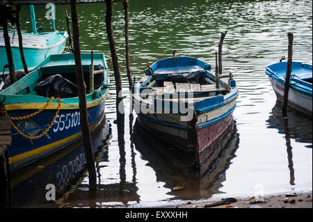 Les bateaux de pêche amarrés au port à Trinidad, Cuba Banque D'Images