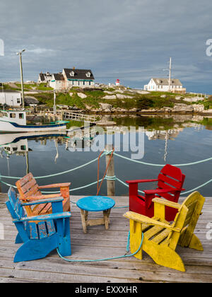 Chaises colorées sur un quai à Peggy's Cove, Nova Scotia, Canada Banque D'Images