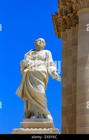 Piazzo del Duomo, Ortigia, Syracuse, Sicile avec une statue classique à l'extérieur de l'église de Santa Lucia alla Badia Banque D'Images