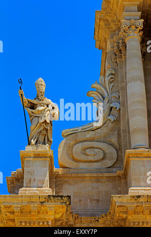 Piazzo del Duomo, Ortigia, Syracuse, Sicile avec une statue classique à l'extérieur de l'église de Santa Lucia alla Badia Banque D'Images