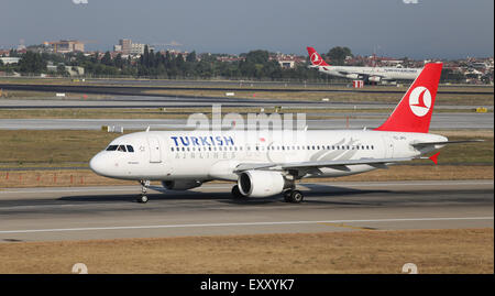 ISTANBUL, TURQUIE - Juillet 09, 2015 : Turkish Airlines Airbus A320-200 (CN 3896) décolle de l'aéroport Ataturk d'Istanbul. Ta est le Banque D'Images
