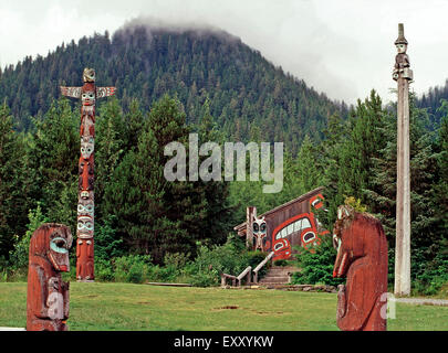 Saxman Village Tribal House et les totems, Ketchikan, Alaska Banque D'Images