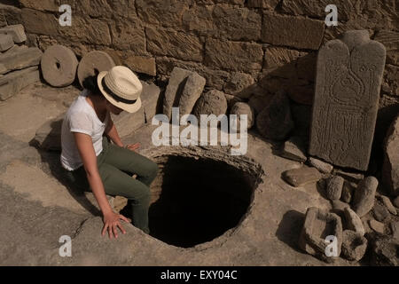 Un visiteur à la cour de l'ancienne tour quadrangulaire du 14ème siècle qui fait partie de la chaîne de tours et d'autres forteresses sur la péninsule d'Absheron en Azerbaïdjan en règlement Mardakan Banque D'Images