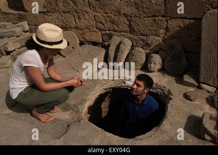 Visiteurs à la cour de l'ancien quadrilatère du XIVe siècle tour qui fait partie d'une chaîne de tours et d'autres Forteresses sur la péninsule d'Absheron dans la colonie de Mardakan en Azerbaïdjan Banque D'Images