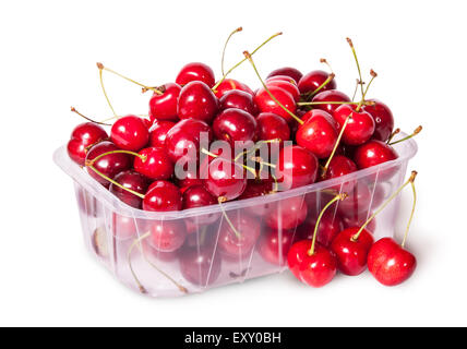 La cerise douce dans le bac en plastique et trois près de vue de dessus isolé sur fond blanc Banque D'Images
