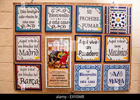 Carreaux espagnols au magasin qui vend des guitares espagnoles, des ventilateurs et des robes de flamenco à Séville Cette boutique touristique dans les ruelles Banque D'Images