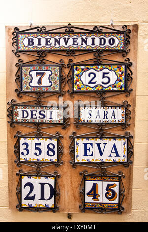 Carreaux espagnols au magasin qui vend des guitares espagnoles, des ventilateurs et des robes de flamenco à Séville Cette boutique touristique dans les ruelles Banque D'Images