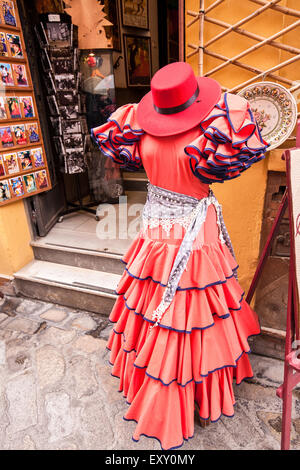 Magasin qui vend des guitares espagnoles, des ventilateurs et des robes de flamenco à Séville Cette boutique touristique dans les ruelles de la vieille ville, Banque D'Images