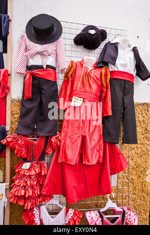 Magasin qui vend des guitares espagnoles, des ventilateurs et des robes de flamenco à Séville Cette boutique touristique dans les ruelles de la vieille ville, Banque D'Images