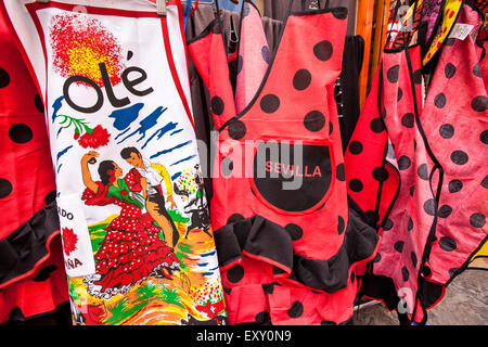 Magasin qui vend des guitares espagnoles, des ventilateurs et des robes de flamenco à Séville Cette boutique touristique dans les ruelles de la vieille ville, Banque D'Images