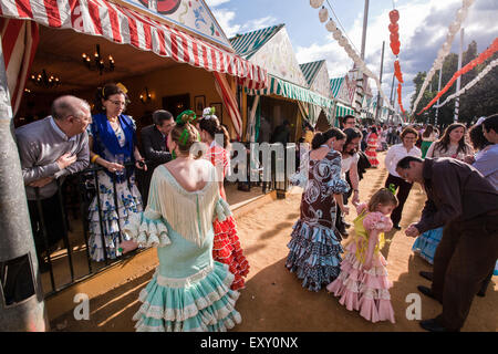 En robe traditionnel de Séville à Séville, Andalousie, Espagne, Europe. Avril au festival Feria. © Paul Quayle Banque D'Images