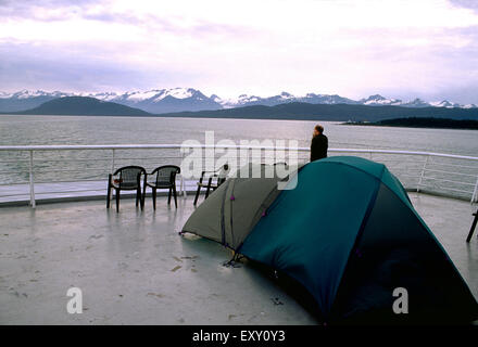 Camping-tentes sur le pont transbordeur, Alaska Marine Highway System, Alaska Banque D'Images